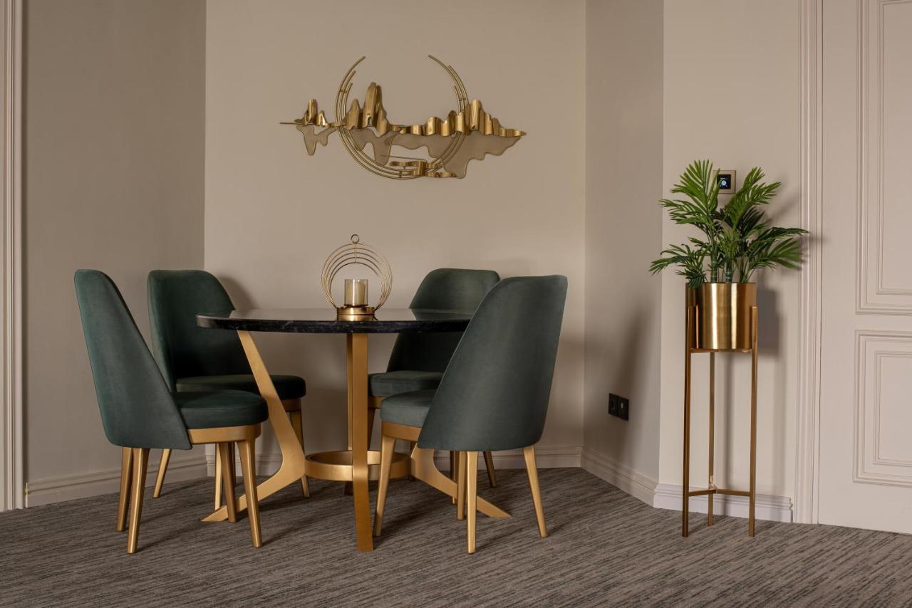 Triumph Luxury Hotel Cairo Exterior photo A dining room with a plant stand