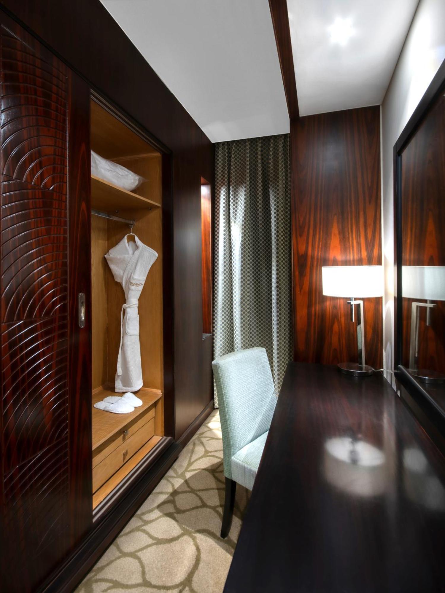 Triumph Luxury Hotel Cairo Room photo A dressing room